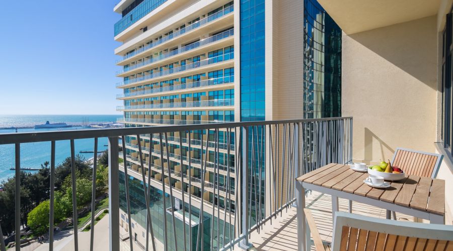 Апартаменты 2-местный 2-комнатный с одной спальней,вид на море с 3-5 этаж