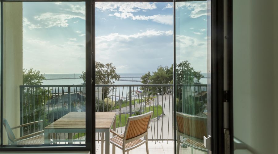 Апартаменты 2-местный 2-комнатный с одной спальней,вид на море с 3-5 этаж