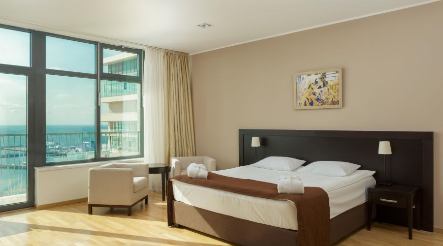 Апартаменты 5-местный 4-комнатный с тремя спальнями 14-15 этаж