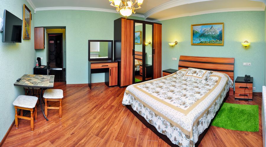 Семейный семейный 1-комнатный номер с большой кроватью и диваном в корп.Е