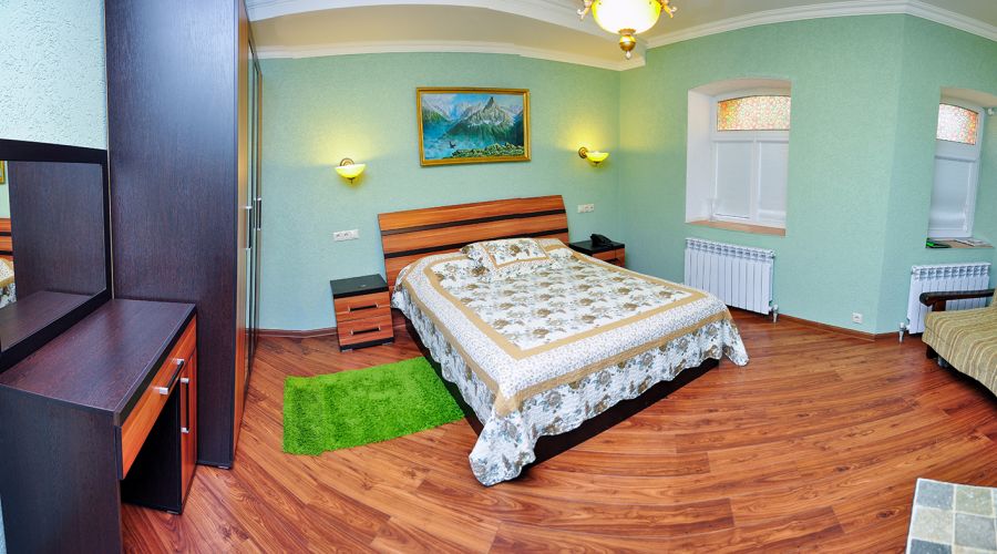 Семейный семейный 1-комнатный номер с большой кроватью и диваном в корп.Е