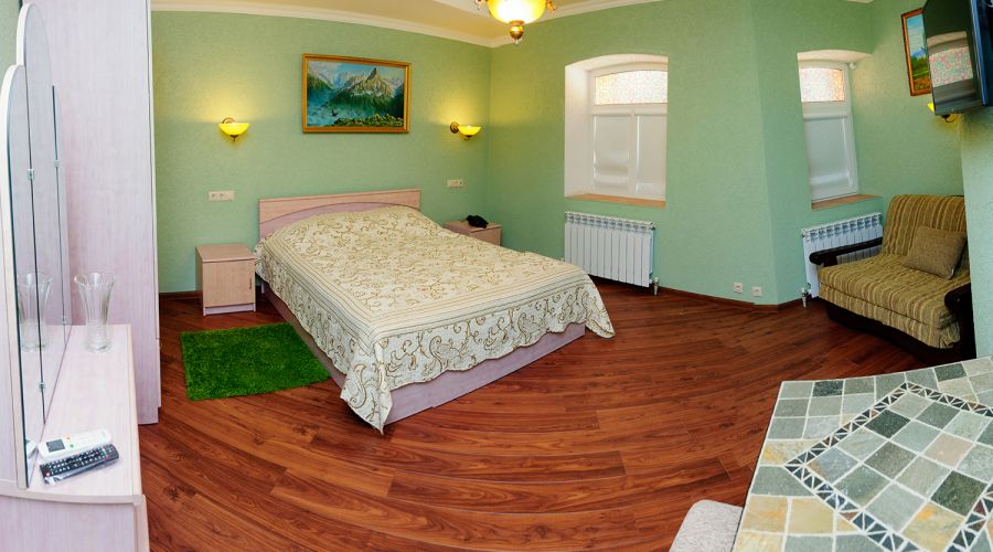 Семейный семейный 1-комнатный номер с большой кроватью и диваном в корп.Е