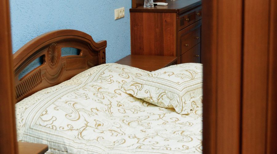 Люкс Люкс 30 кв. м  с большой кроватью и диваном в корпус Е