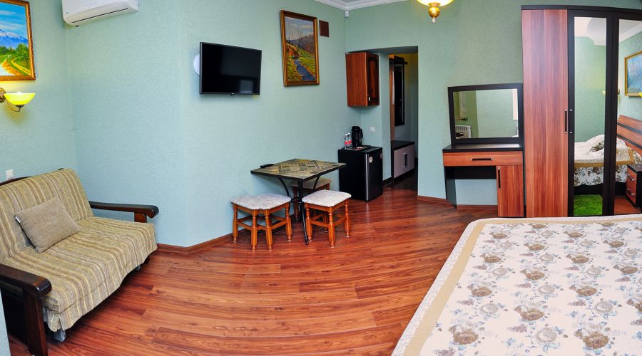 Семейный семейный 1-комнатный номер с большой кроватью и диваном в корп.Е