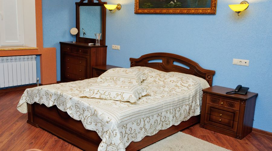 Люкс Люкс 30 кв. м  с большой кроватью и диваном в корпус Е