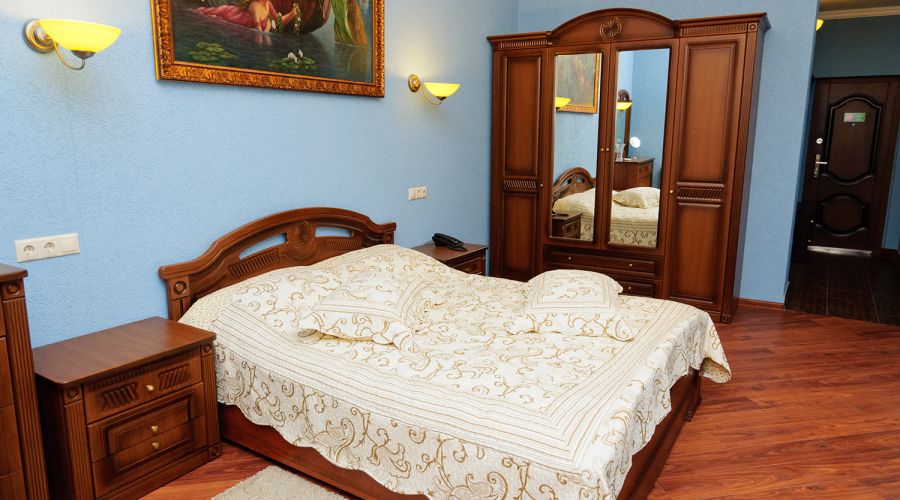 Люкс Люкс 30 кв. м  с большой кроватью и диваном в корпус Е