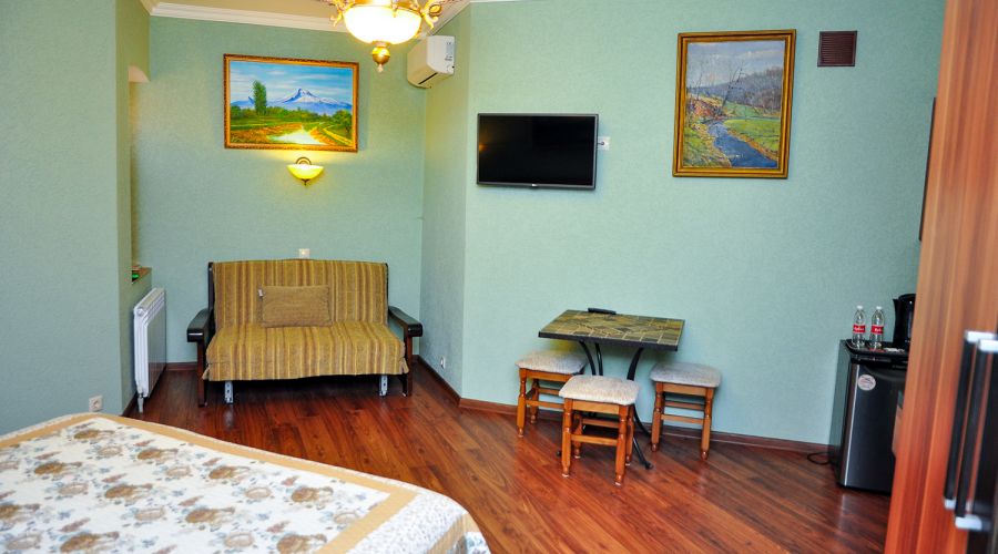 Семейный семейный 1-комнатный номер с большой кроватью и диваном в корп.Е