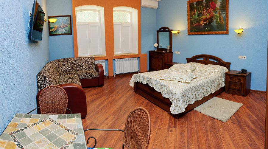 Люкс Люкс 30 кв. м  с большой кроватью и диваном в корпус Е