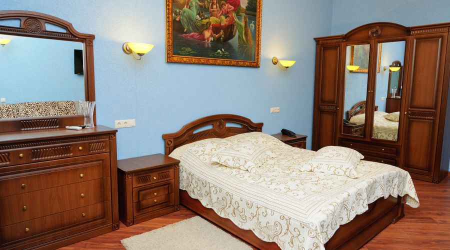 Люкс Люкс 30 кв. м  с большой кроватью и диваном в корпус Е