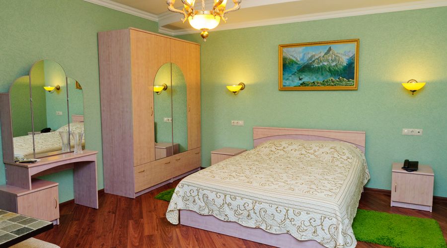 Семейный семейный 1-комнатный номер с большой кроватью и диваном в корп.Е