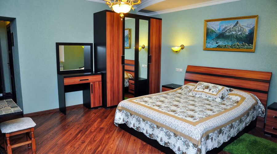 Семейный семейный 1-комнатный номер с большой кроватью и диваном в корп.Е