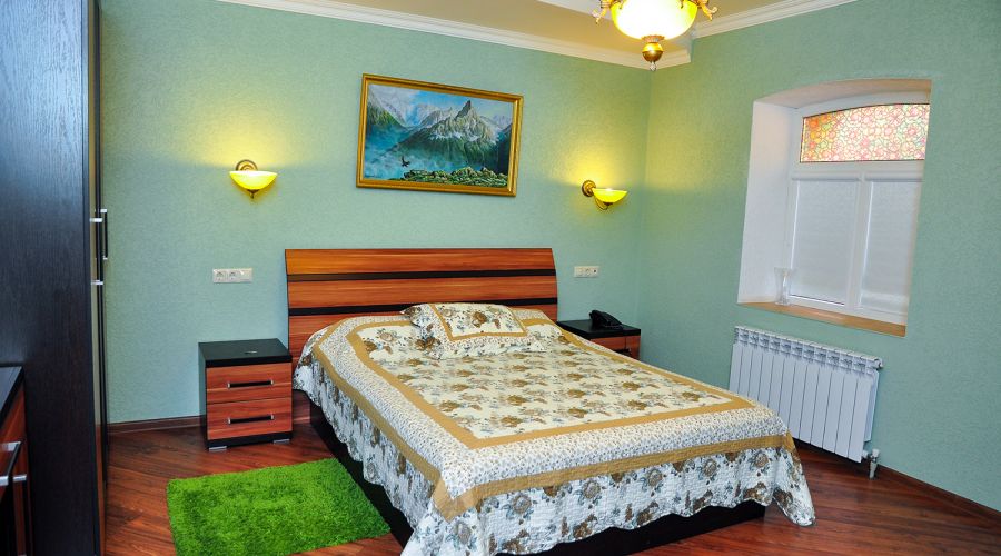 Семейный семейный 1-комнатный номер с большой кроватью и диваном в корп.Е