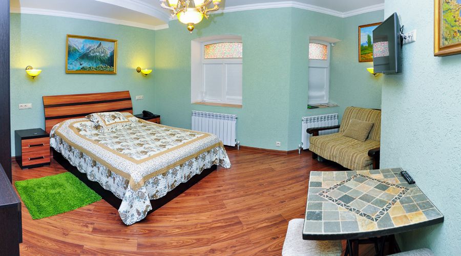 Семейный семейный 1-комнатный номер с большой кроватью и диваном в корп.Е