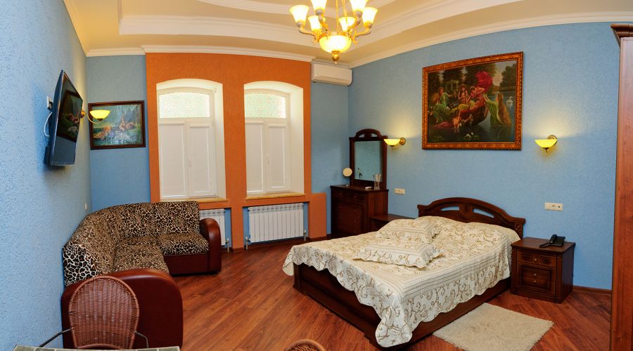 Люкс Люкс 30 кв. м  с большой кроватью и диваном в корпус Е