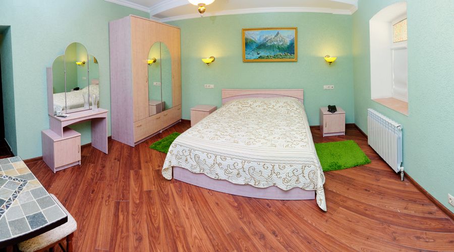 Семейный семейный 1-комнатный номер с большой кроватью и диваном в корп.Е