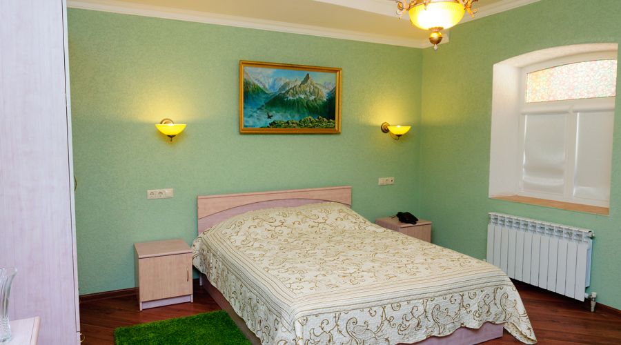 Семейный семейный 1-комнатный номер с большой кроватью и диваном в корп.Е