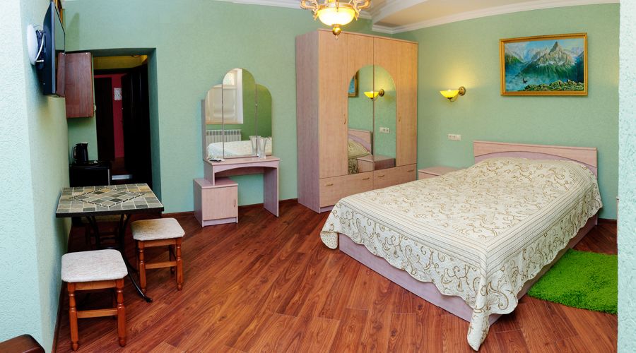 Семейный семейный 1-комнатный номер с большой кроватью и диваном в корп.Е