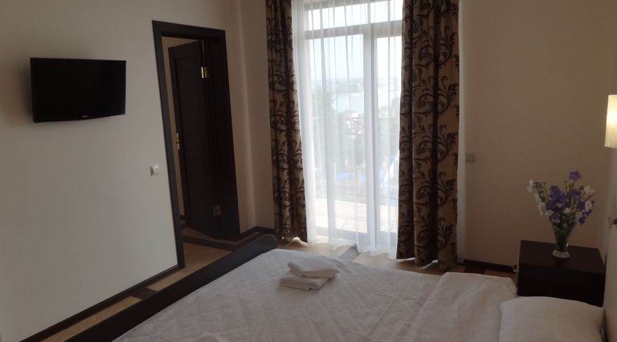 Семейный 4-местный 2-комнатный с балконом и видом на море 