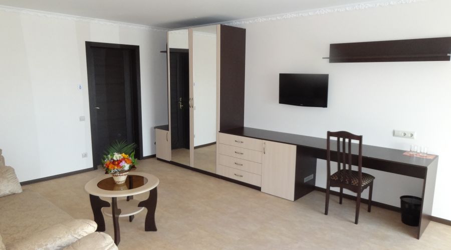 Семейный 4-местный 2-комнатный с балконом и видом на море 