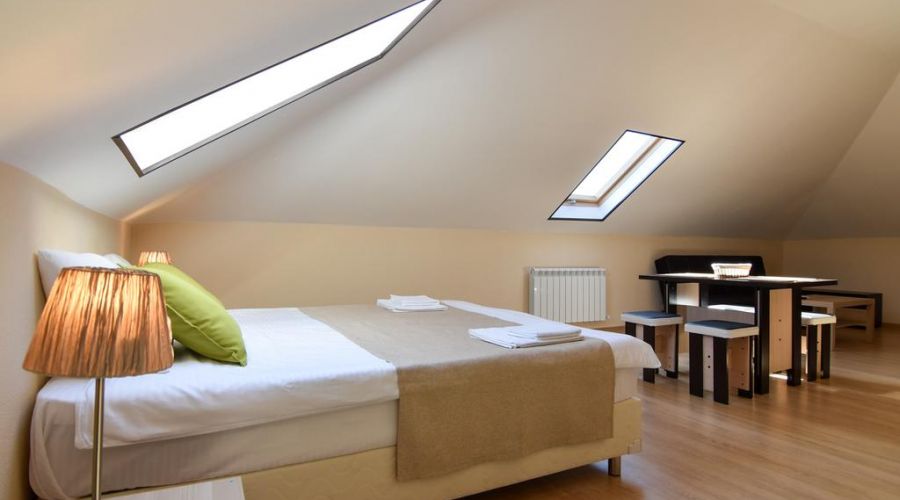 Апартаменты 3-местная  студия (мансарда)