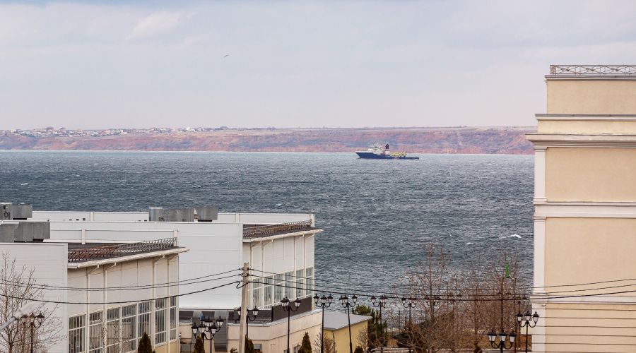 Апартаменты студио 2-местный боковой вид на море корпус АкваDeLuxe