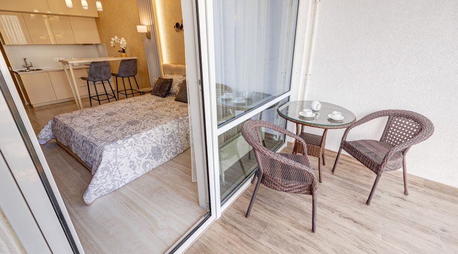 Апартаменты студио 2-местный боковой вид на море корпус АкваDeLuxe