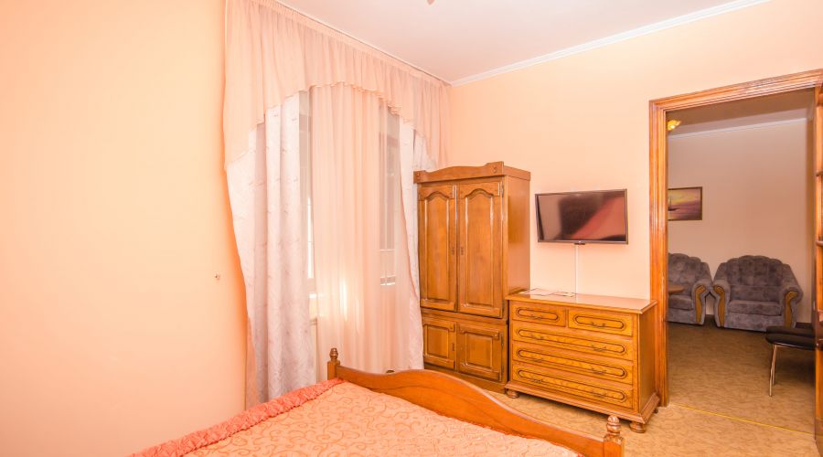 Люкс 3-местный 2-комнатный без балкона №3