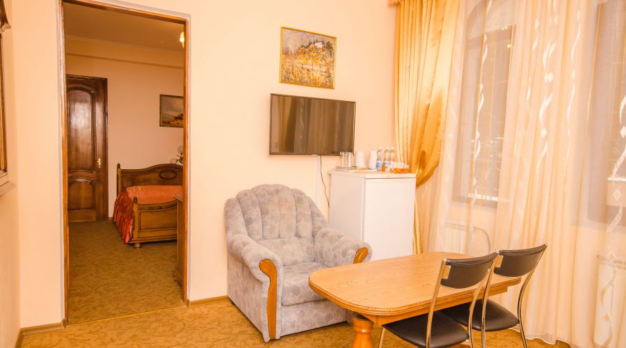 Люкс 3-местный 2-комнатный без балкона №3