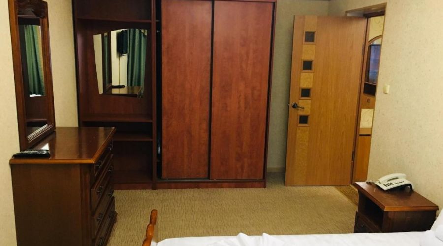 Люкс 4-местный 3-комнатный