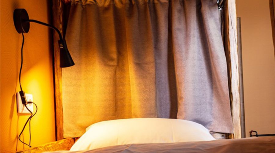 Место в мужском номере