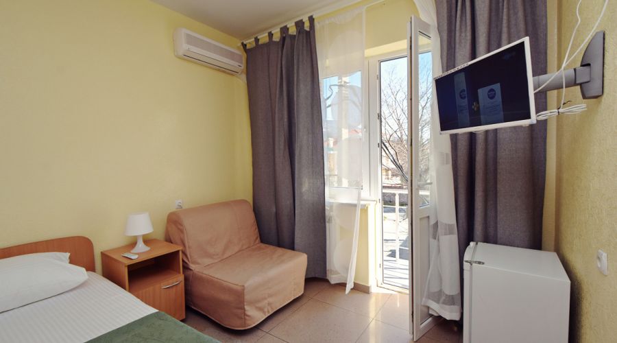 Комфорт с балконом и боковым видом на море и горы