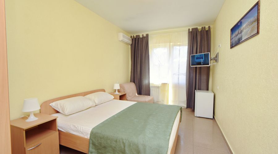 Комфорт с балконом и боковым видом на море и горы