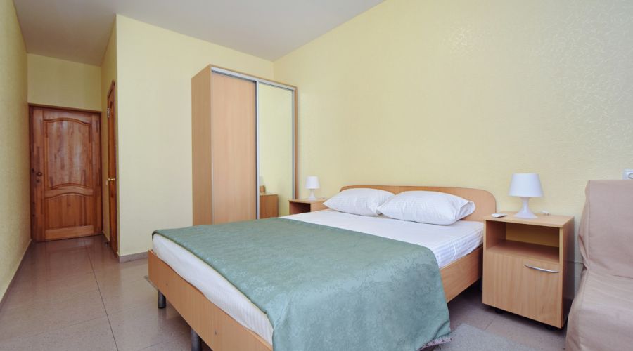 Комфорт с балконом и боковым видом на море и горы