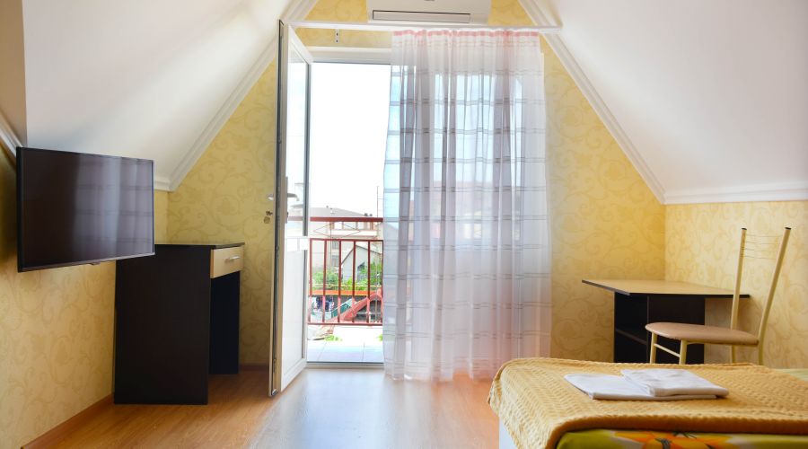 Стандартный 4-местный с балконом