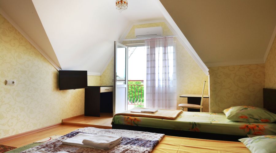 Стандартный 4-местный с балконом