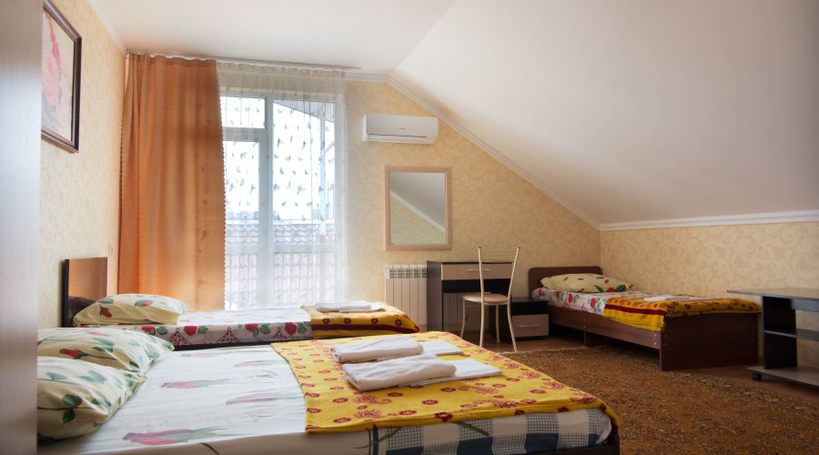 Стандартный 4-местный с балконом