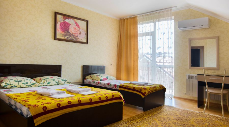 Стандартный 4-местный с балконом