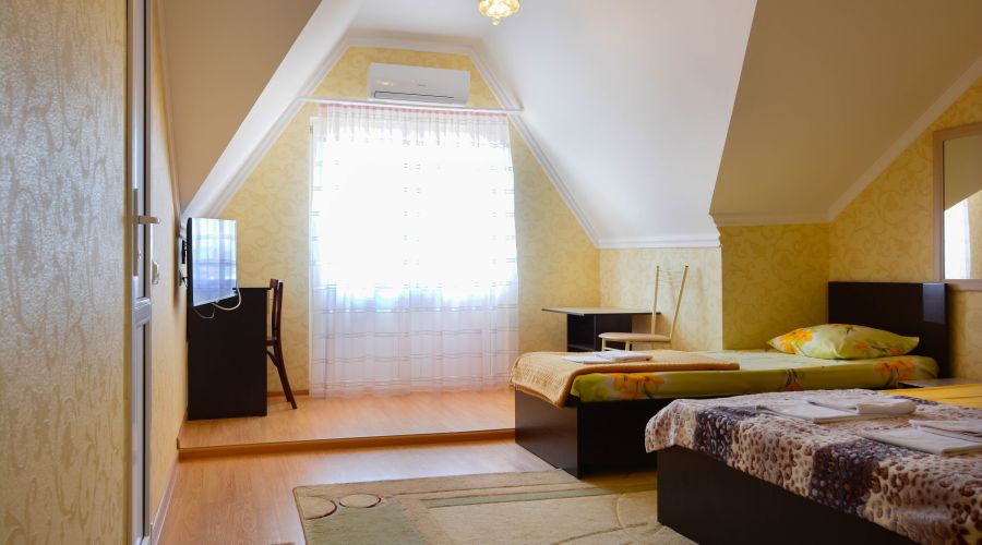 Стандартный 4-местный с балконом