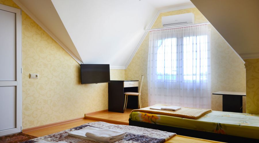 Стандартный 4-местный с балконом