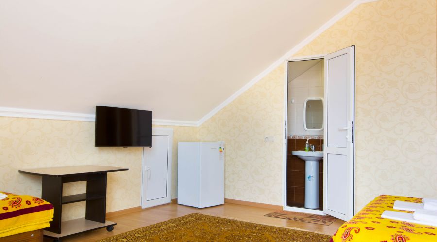 Стандартный 4-местный с балконом