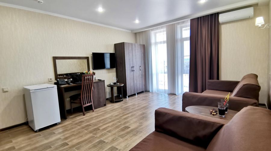 Люкс 2-местный 2-комнатный с балконом