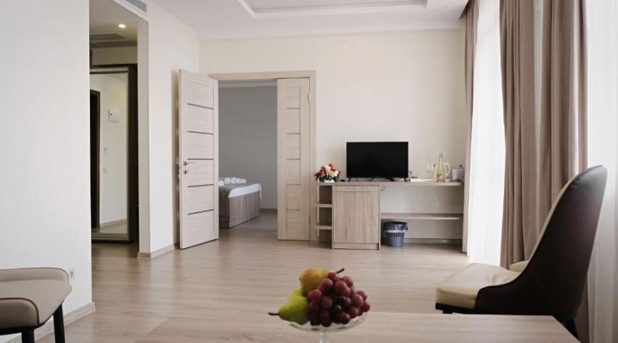 Люкс 4-местный 2-комнатный с джакузи