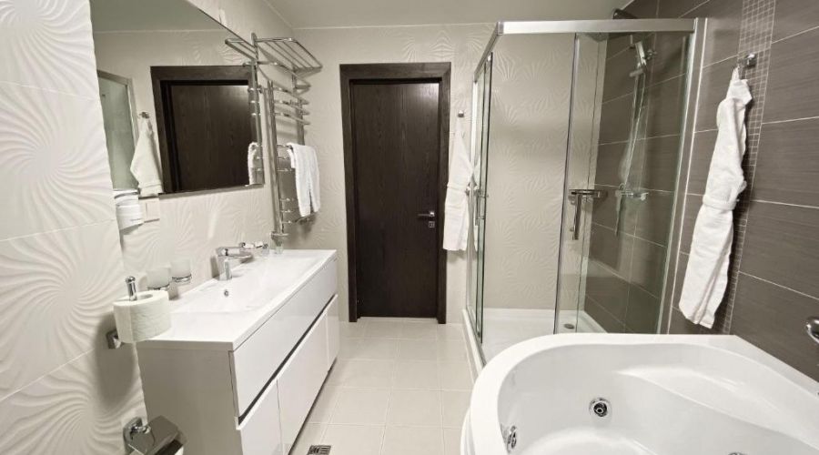 Люкс 4-местный 2-комнатный с джакузи