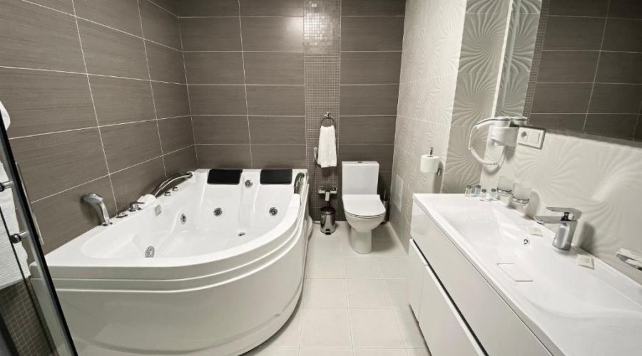 Люкс 4-местный 2-комнатный с джакузи