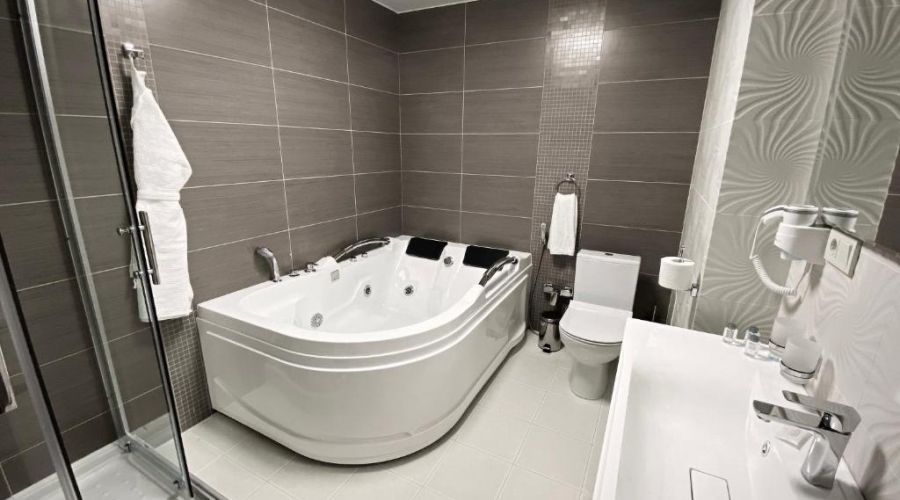 Люкс 4-местный 2-комнатный с джакузи