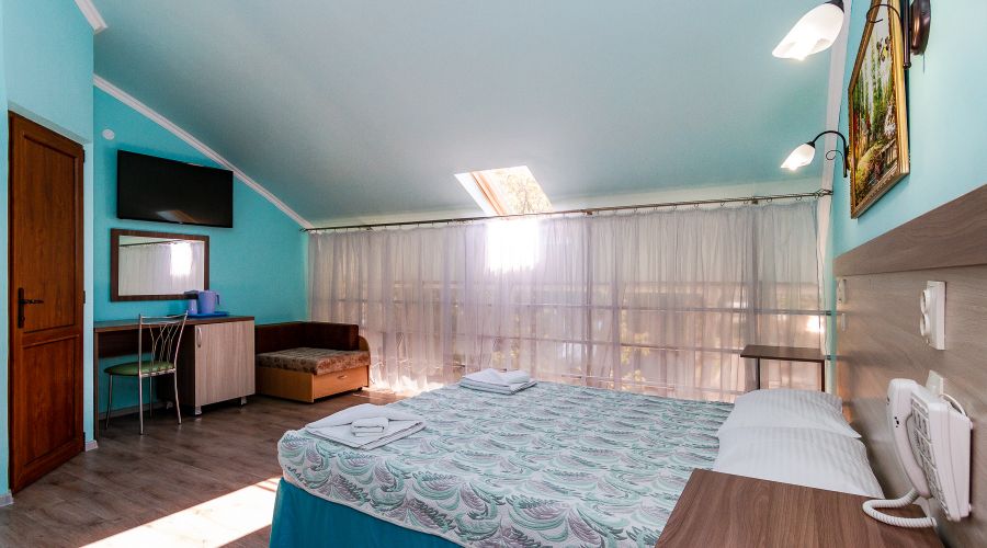 Люкс Семейный 4-местный 2-комнатный Лесной домик