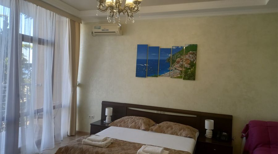 Комфорт 2-местный 1-комнатный с балконом и боковым видом на море