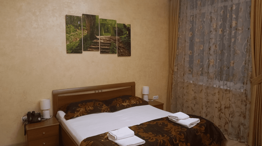 Комфорт 2-местный 1-комнатный с балконом (вид на горы, кипарисы, соседнее здание)