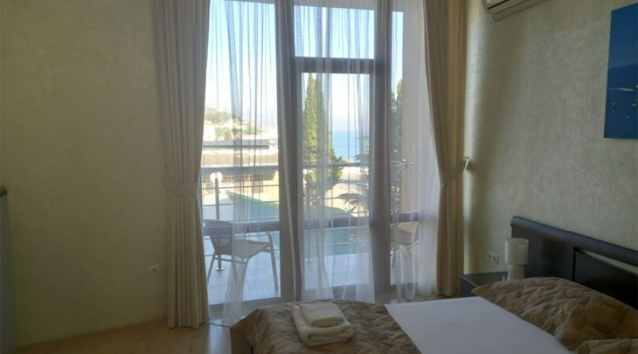 Стандарт 2-местный 1-комнатный с боковым видом на море без балкона (двуспальная кровать)