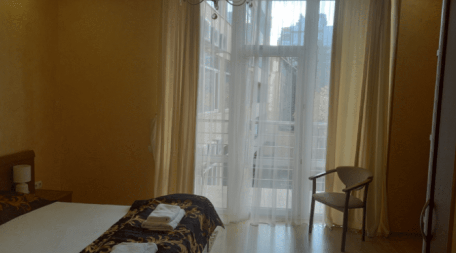 Комфорт 2-местный 1-комнатный с балконом без вида на море (2 этаж)